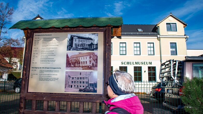 Infotafeln stehen an mehreren Stellen in Ebersbach. Hier am Dorfgemeinschaftshaus, der ehemaligen Schule.