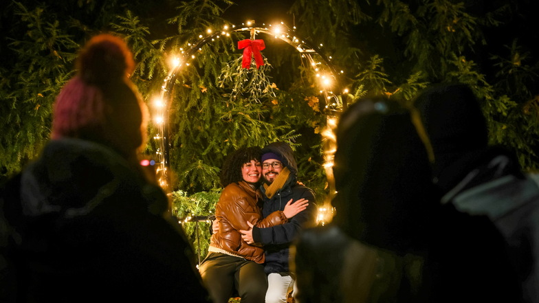 Romantische Momente im Christmas Garden: Gabriela Alzolar und Nestor Manrique freuen sich über das stimmungsvolle Ambiente im Pillnitzer Schlosspark und nehmen es als Erinnerung mit nach Hause.