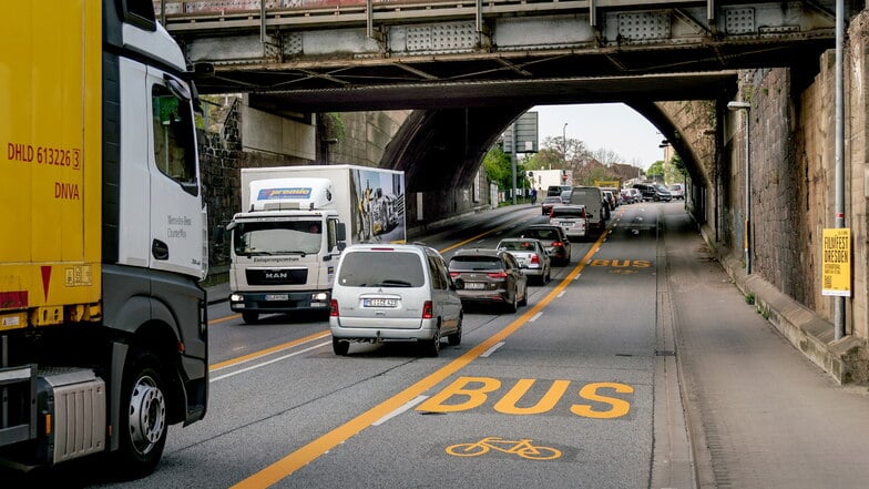 Am Dresdner Flügelweg hat die Stadt eine der beiden Fahrstreifen in Richtung Cotta zur Umweltspur umgestaltet