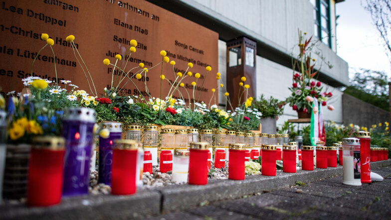 Blumen und Kerzen stehen in Haltern am See an der Gedenkstätte zum 4. Jahrestag des Germanwings-Absturzes in den französischen Alpen.