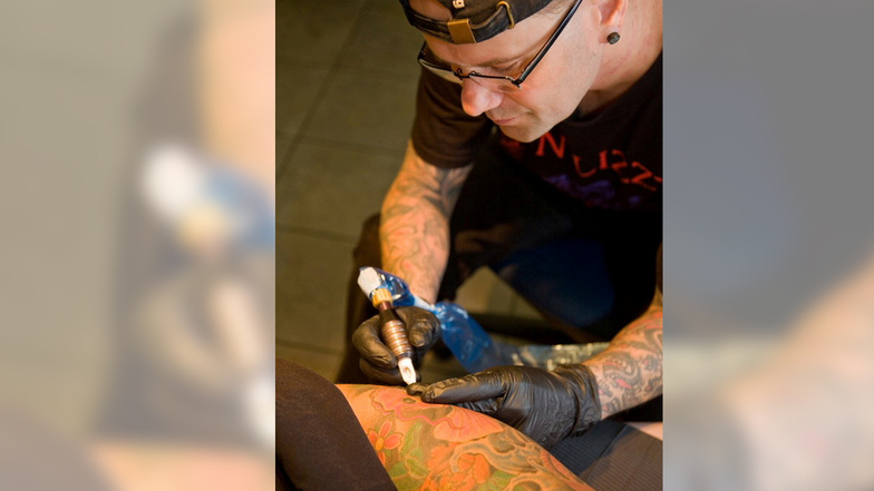Der Tattoo-Artist in Aktion: Seit 1996 zeichnet der gelernte Werkzeugmacher Kai Schneider Bilder aller Art auf Menschen.