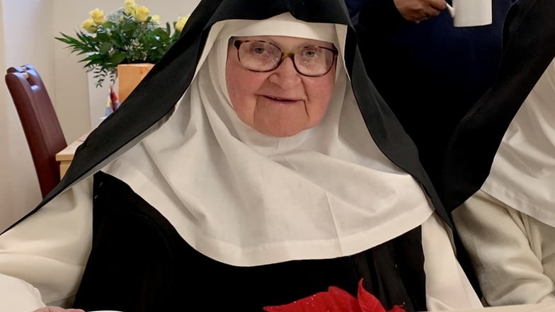 Schwester Maria Consilia lebte viele Jahre im Kloster St. Marienthal. Sie ist bekannt aus dem Klosterladen und vom Verzieren von Kerzen.