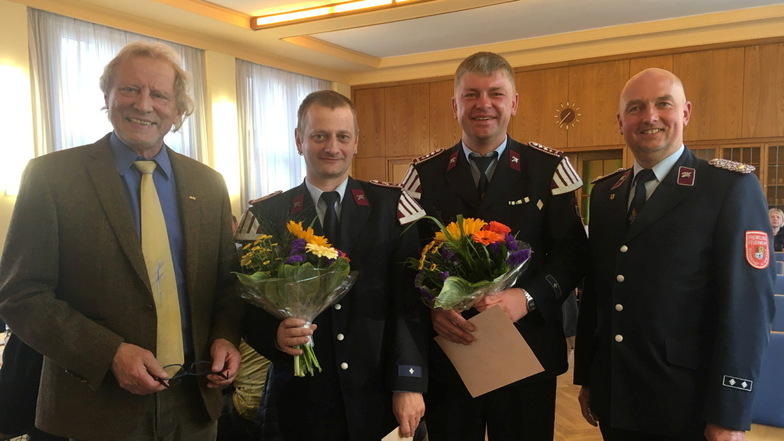 Bürgermeister Thomas Kirsten (li.) und Gemeindewehrleiter Jan Püschel (re.) gratulierten Hans-Werner Wörsching ( 2.v.li.) und Nico Borrmann, die als Ortswehrleiter von Rehefeld-Zaunhaus im Amt bestätigt wurden.