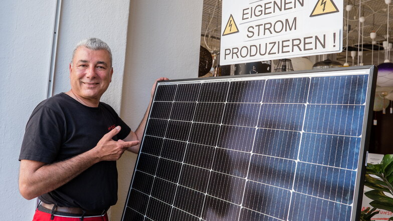 Steffen Ramonat aus dem gleichnamigen Elektrofachgeschäft in Görlitz zeigt ein sogenanntes Balkonkraftwerk.