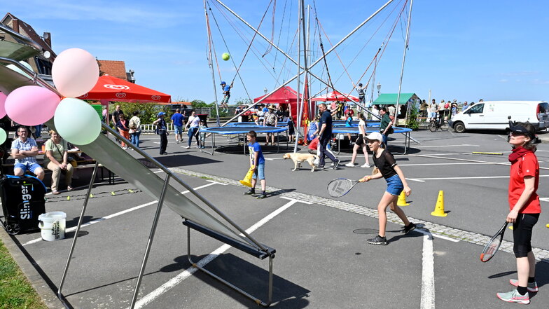 Mitglieder der Abteilung Tennis des VfB Leisnig warben auf dem Parkdeck des Belvedere für ihren Sport  - hier mit mobiler Ballwand.