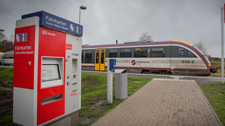 Zwei von 107 VVO-Ticketautomaten an Bahnhofen nehmen ab Donnerstag kein Bargeld mehr an.
