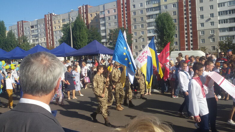 Verbundenheit mit Westeuropa: Beim Stadtfestumzug von Obuchiw 2019 trug eine Abordnung der Armee die Fahne der Europäischen Union.