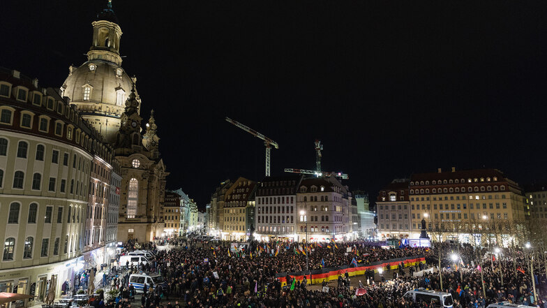 Höcke in Dresden: Protest und Applaus
