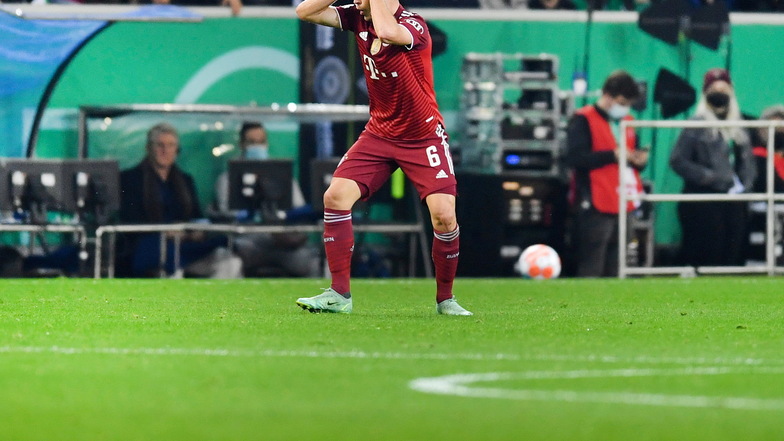 Fassungslos: Angesichts der Leistung seiner Bayern beim Pokalspiel in Mönchengladbach kann sich auch Joshua Kimmich nur noch an den Kopf fassen.