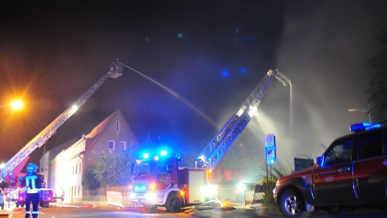 Nach der Evakuierung der fünf Bewohner eines Wohnhauses, rückten sie den Flammen auch mit den Drehleitern der Wehren Großenhain und Riesa zu Leibe.
