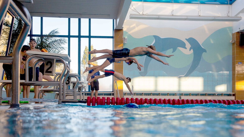 Wer in den Osterferien 2024 schwimmen will, kann das im Hallenbad Kamenz tun.
