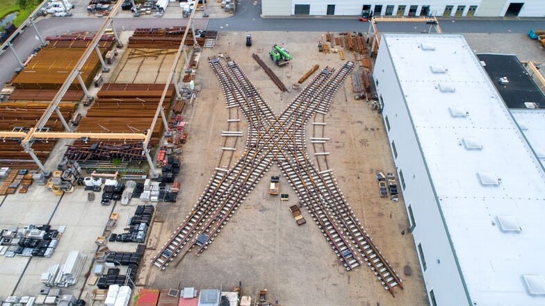 Blick aus der Luft: Das Riesen-X ist die neue Gleiskreuzung für den Fetscherplatz.