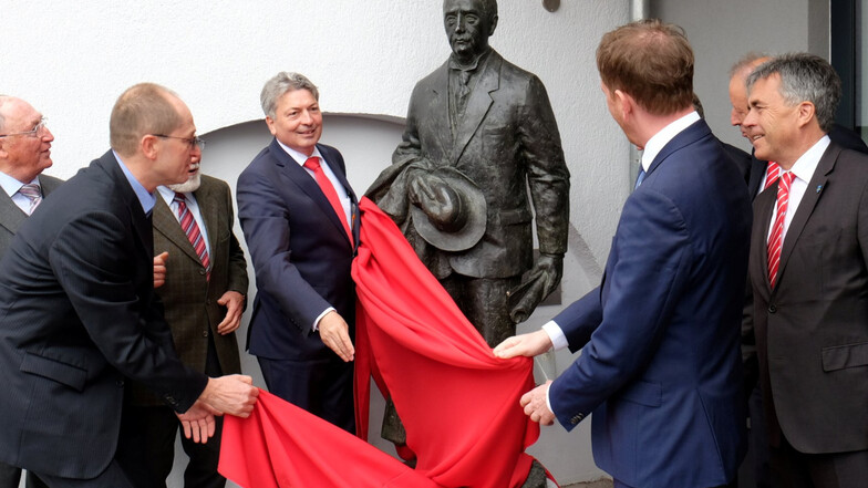 Landrat Steinbach (2. v. l.) und Bürgermeister Anke (l.) enthüllen mit Sachsens Ministerpräsidenten Kretschmer die Eberle-Statue.