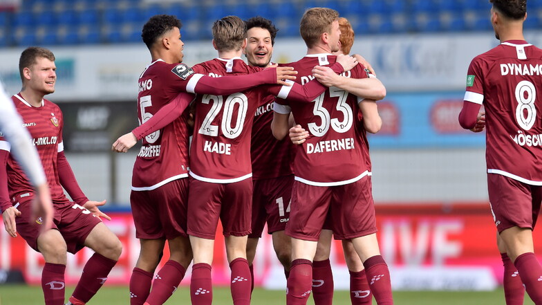 Die Mannschaft freut sich über den klaren 4:0-Sieg gegen den SV Meppen. Ein Dynamo-Profi stach heute heraus.