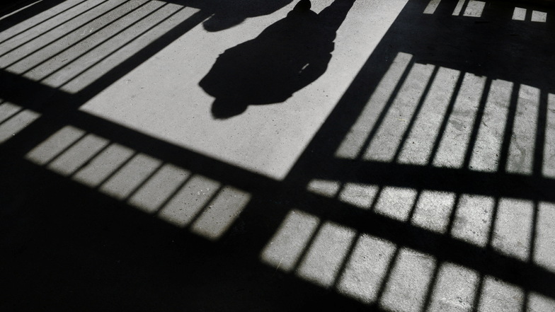 Der Schattenriss eines Mannes ist in einer Justizvollzugsanstalt in einer Tür zu sehen.
