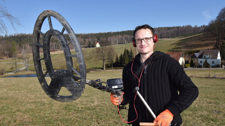Sieht größer aus als er ist: Der Detektor, mit dem Thomas Starke jetzt in Markersbach auf Ringsuche gegangen ist.