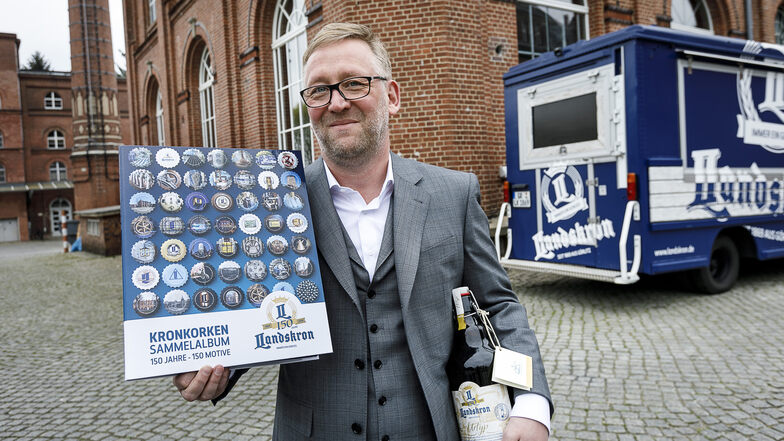 Landskron-Geschäftsführer Uwe Köhler hält das Kronkorkensammelalbum in der Hand. Ein Görlitzer Fotograf ist durch das Firmengelände gestreift und hat Details fotografiert, die nun auf Bierdeckeln erscheinen.