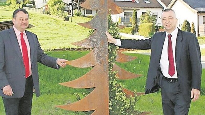 In der KAS entstand der Metallbaum nach einem Entwurf von Frank Findeisen (li. oben). Der Laußnitzer Bürgermeister Joachim Driesnack begleitete den Baum von der Idee bis zur Übergabe an seinen Amtskollegen in Aidlingen (re.).Fotos: PR