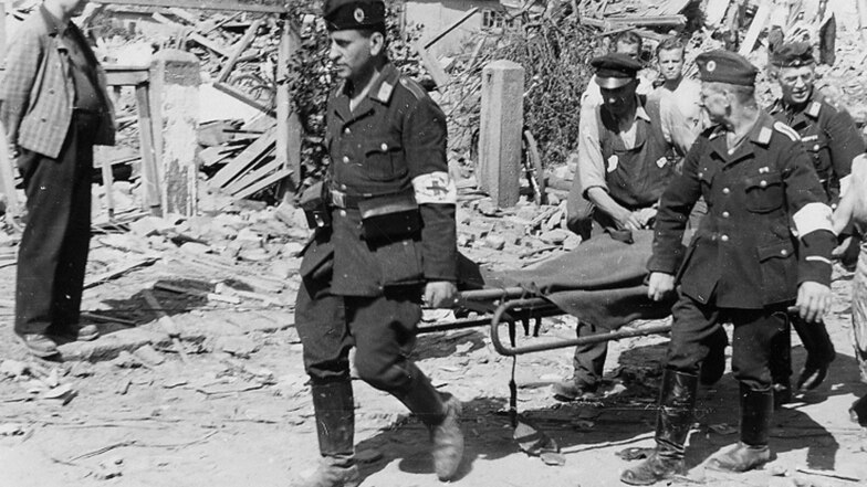 Kameraden des Deutschen Roten Kreuzes halfen bei der Bergung der Leichen in Birkigt. Die meisten Opfer wurden in Massengräbern bestattet. Foto: Städtische Sammlungen Freital