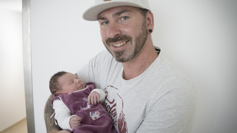 Papa Michael Braune hält Töchterchen Frieda auf dem Arm. Sie wurde am Freitagmorgen geboren – und ist damit das Tag-der-Sachsen-Baby.