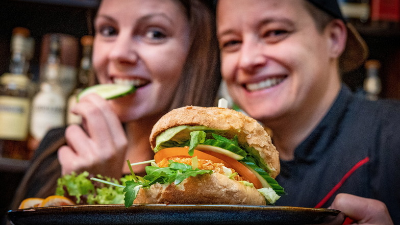 Inhaberin Denise Klette und Köchin Anika Potas (v.l.) präsentieren den veganen Burger des Old Town Pubs.