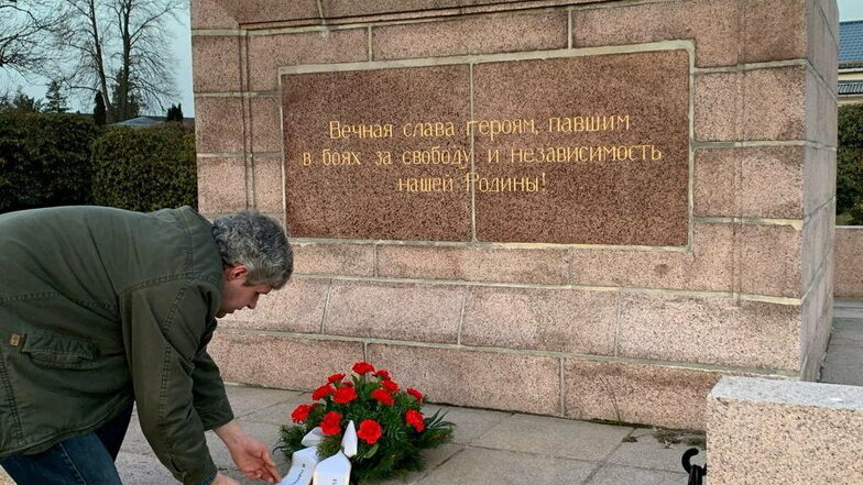 Am sowjetischen Ehrenmal an der Öhringer Straße in Großenhain gedachte Marcel Reichel der gefallenen Soldaten der Sowjetarmee im Zweiten Weltkrieg.