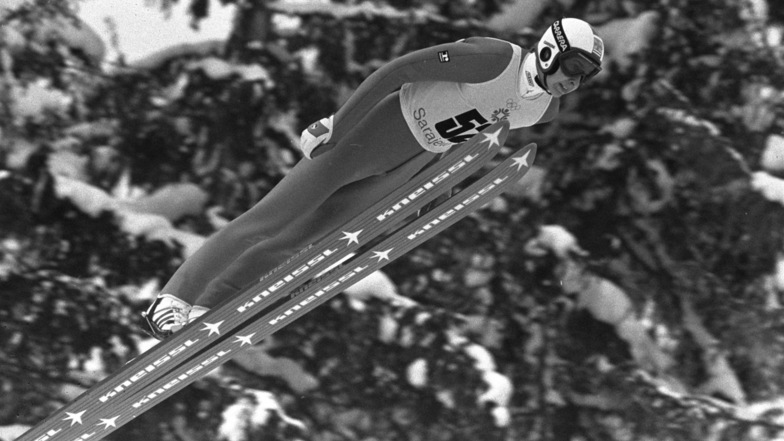 Damals noch parallel: Nykänen springt 1984 zum Olympiasieg. Foto: dpa