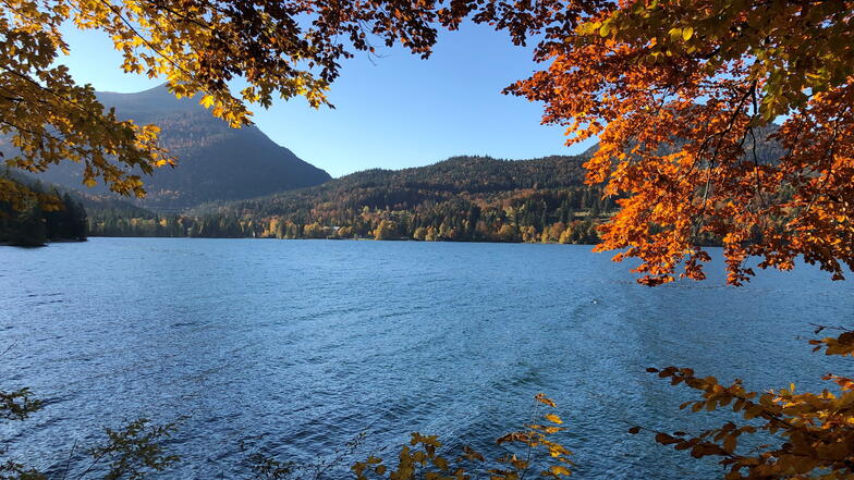 Jetzt im Herbst ist es rund um den See lauschig. Im Sommer tobt der Tourismus.