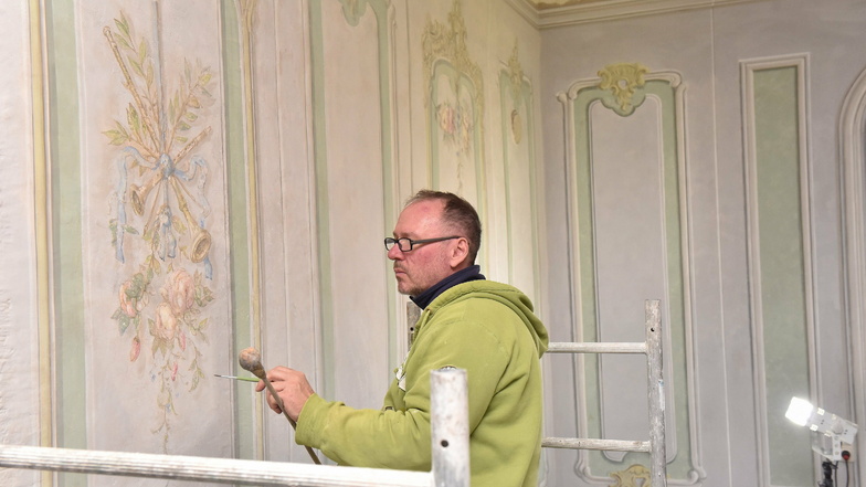 Restaurator Oliver Ander bringt im Schloss Reichstädt eine Wandmalerei im Stil des Rokoko aus der Zeit um 1770 in alten Glanz.
