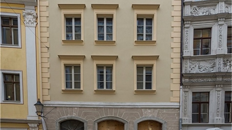 Das Haus Neißstraße 28 vor seiner Sanierung im Juni 2016 und mit fast fertiggestellter Fassade in dieser Woche. Nur im unteren Teil ist noch viel zu tun.