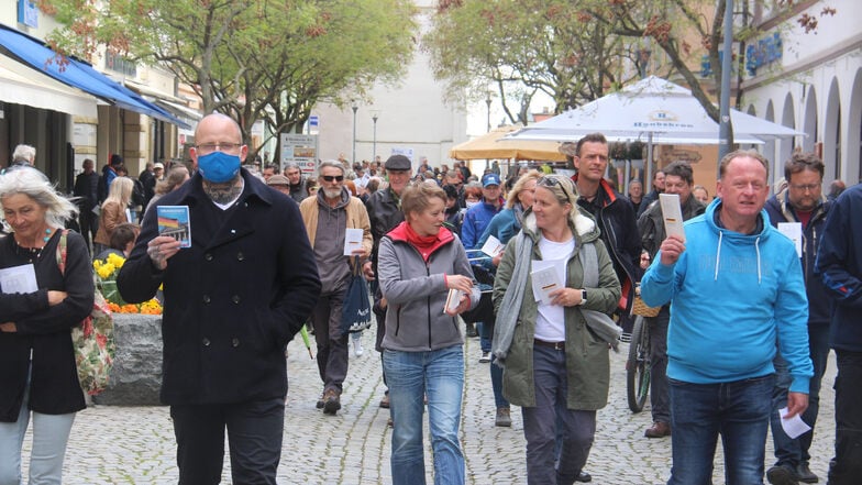 Am 2. Mai versammelten sich Menschen zum fünften Mal in Bautzen, um sich gegen die Corona-Beschränkungen zu äußern. Auch AfD-Stadträte mischten sich unter die Menge wie etwa Oliver Helbing (2.v.l.)