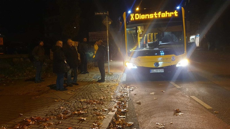 Busfahrer Marco Donath fährt Evakuierte in ihre Nachtlager.