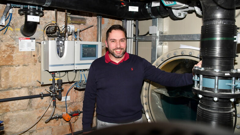 Betriebsleiter Marco Weiher zeigt in den engen Kellerräumen, wie die neue Technik verbaut wurde.