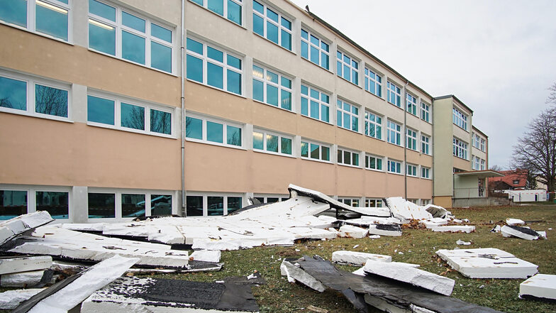 An der Allende-Oberschule in Bautzen löste sich die Dämmschicht vom Dach. Foto: Uwe Soeder