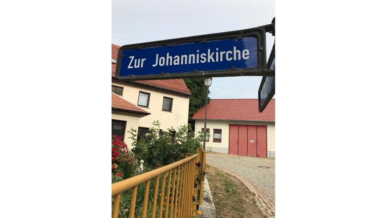 Auf dem Straßenschild heißt die Johanneskirche in Staucha Johanniskirche.