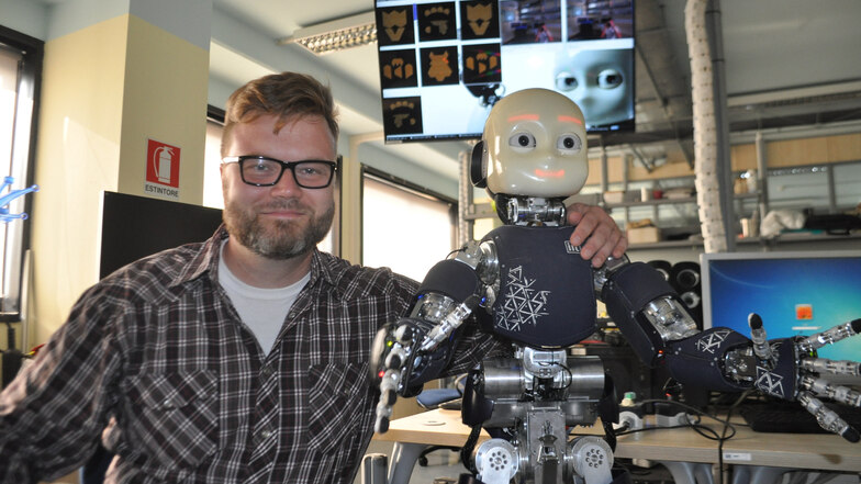 Hagen Lehmann bei einem Forschungsaufenthalt in Genua im Jahr 2014. Damals forschte er mit und an Roboter iCub, wobei es darum ging, ihm menschliche Züge beizubringen.