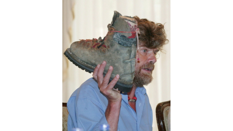 Im Jahr 2005 wurde der erste Schuh von Messners Bruder Günther im Westhimalaya entdeckt.