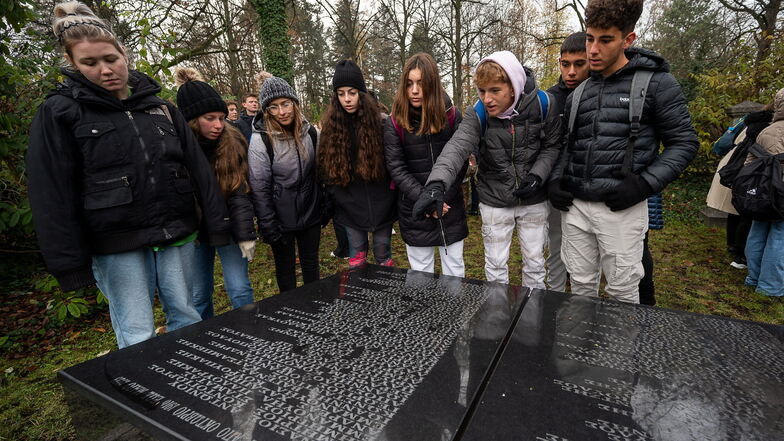 Die Schüler lesen die Namen der in Görlitz beerdigten griechischen Soldaten.