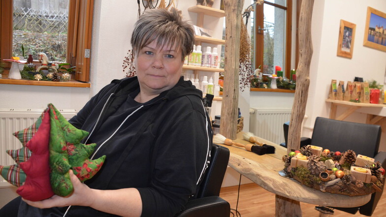 Silvana Gabor machte sich vor genau einem Jahr selbstständig. Die Friseurmeisterin eröffnete in Gersdorf in einer Mietwohnung einen Salon. Den Weihnachtsbaum aus Stoffresten hat sie selbst angefertigt.