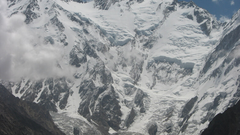 Der Nanga Parbat ist 8.125 Meter hoch und so etwas wie Reinhold Messners Schicksalsberg. An der Diamir-Seite (hier im Bild) sind Messner und sein Bruder Günther 1970 abgestiegen. Dabei verunglückte Günther tödlich. Die Umstände sind umstritten.
