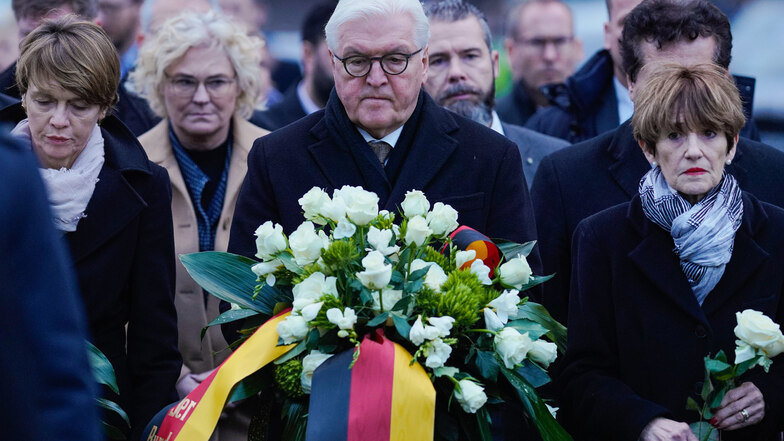 Bundespräsident Frank-Walter Steinmeier neben seiner Frau Elke Büdenbender (l) und Ursula Bouffier (r). 