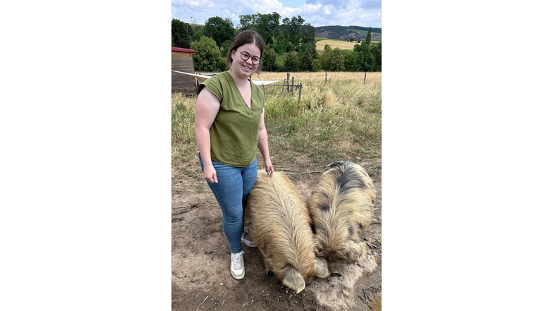 Jungwinzerin Laurence Frick mit ihren beiden Weideschweinen.