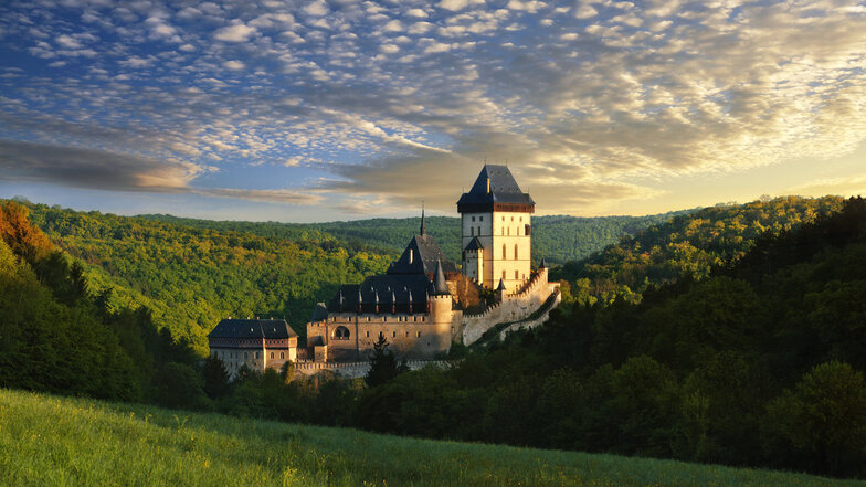 Die Burg Karlštejn in der Gemeinde Karlštejn rund 30 km südwestlich von Prag in Tschechien.