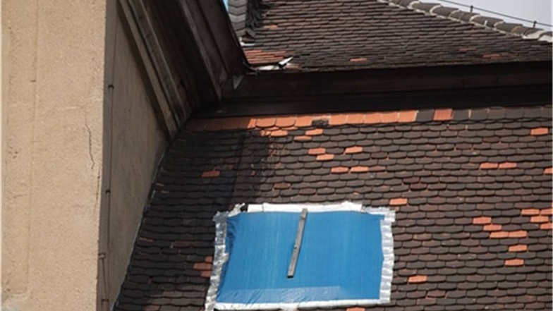 Seit einiger Zeit sichert Abdeckfolie Schäden auf dem maroden Dach.