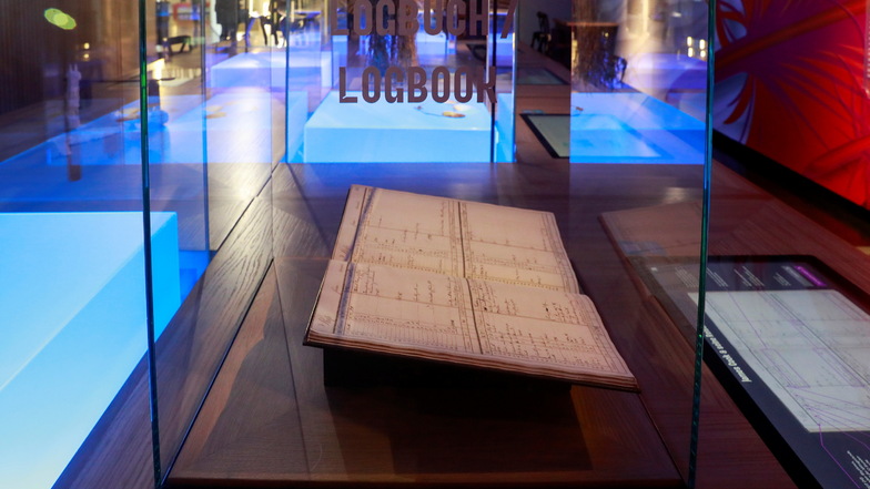 Ein Logbuch von Cook im Original und im Bildschirm nebenan mit Erläuterungen und zum Blättern.