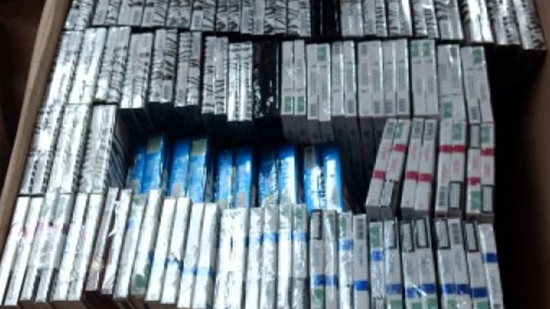 Zigarettenschachteln ohne Steuermarke: Polizisten der Polizeistation in Bogatynia haben 220.000 Zigaretten ohne polnische Steuermarken gesichert. Die hat ein 47-jähriger Einwohner des Kreises Zgorzelec transportiert.