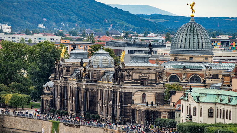 Hunderte Menschen drängen sich an diesem Samstag um einen guten Blick zu erhaschen.