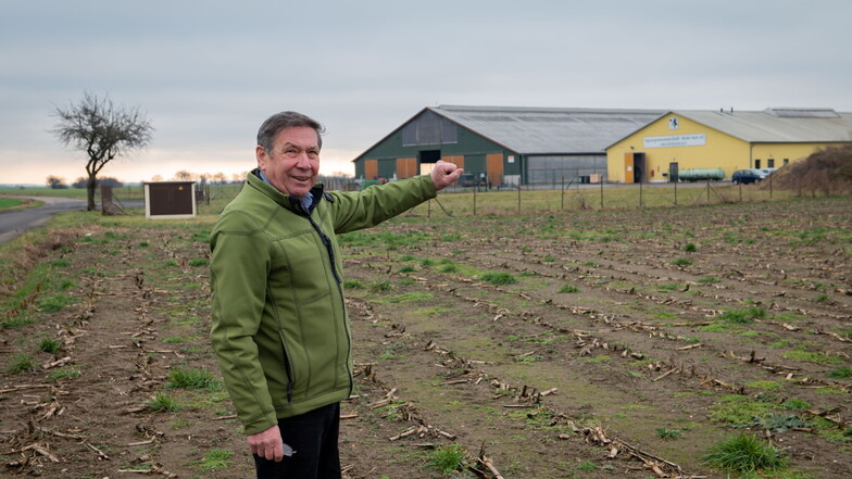 Manfred Engelmann von der Skäßchener Agrargenossenschaft zeigt den Platz, wo die neuen Ställe neben der Milchviehanlage gebaut werden.
