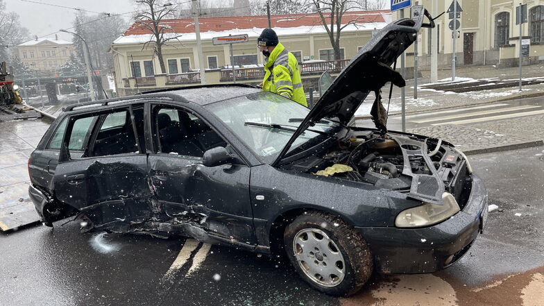 Der Audifahrer floh vor der Polizei und krachte in Görlitz gegen eine Laterne.