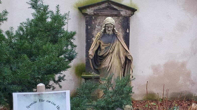 „Spende für meine Hände“: Bald soll die Jesus-Figur auf dem Inneren Neustädter Friedhof in Dresden wieder komplett sein.